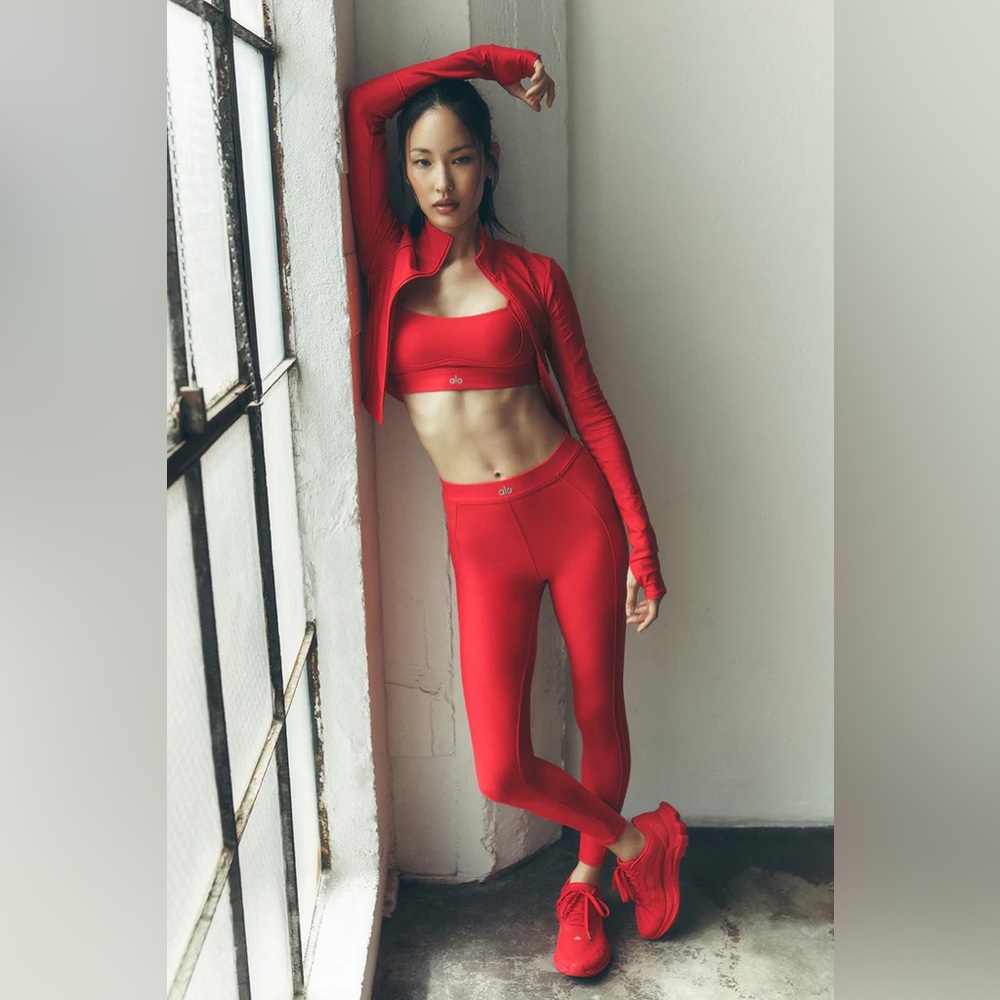 NEW ALO Yoga Set Bright Red (Airlift Ignite) XXS
Brand NEW w/o Tags (Never worn)